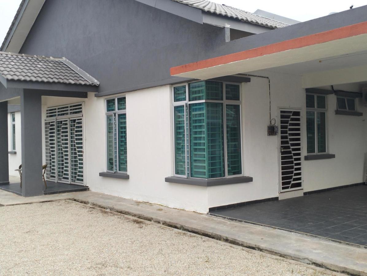 D'Sara Homestay Fully Furnished 3 Bedrooms All Aircond 2 Miles Centre Chukai Екстер'єр фото