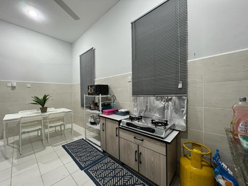 D'Sara Homestay Fully Furnished 3 Bedrooms All Aircond 2 Miles Centre Chukai Екстер'єр фото