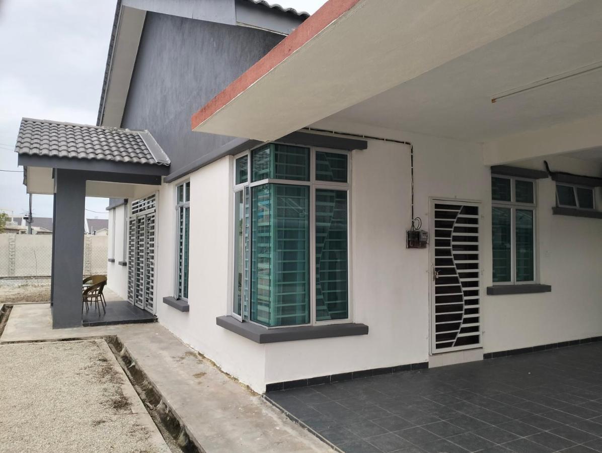 D'Sara Homestay Fully Furnished 3 Bedrooms All Aircond 2 Miles Centre Chukai Екстер'єр фото