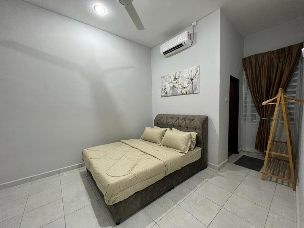 D'Sara Homestay Fully Furnished 3 Bedrooms All Aircond 2 Miles Centre Chukai Екстер'єр фото