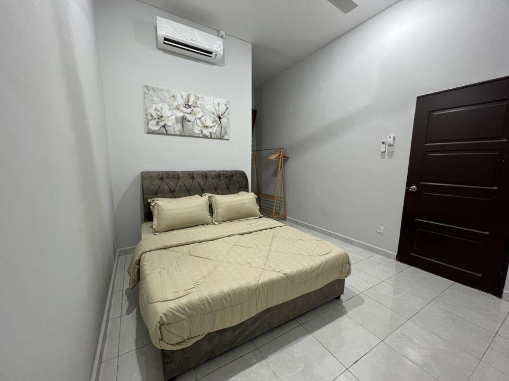 D'Sara Homestay Fully Furnished 3 Bedrooms All Aircond 2 Miles Centre Chukai Екстер'єр фото