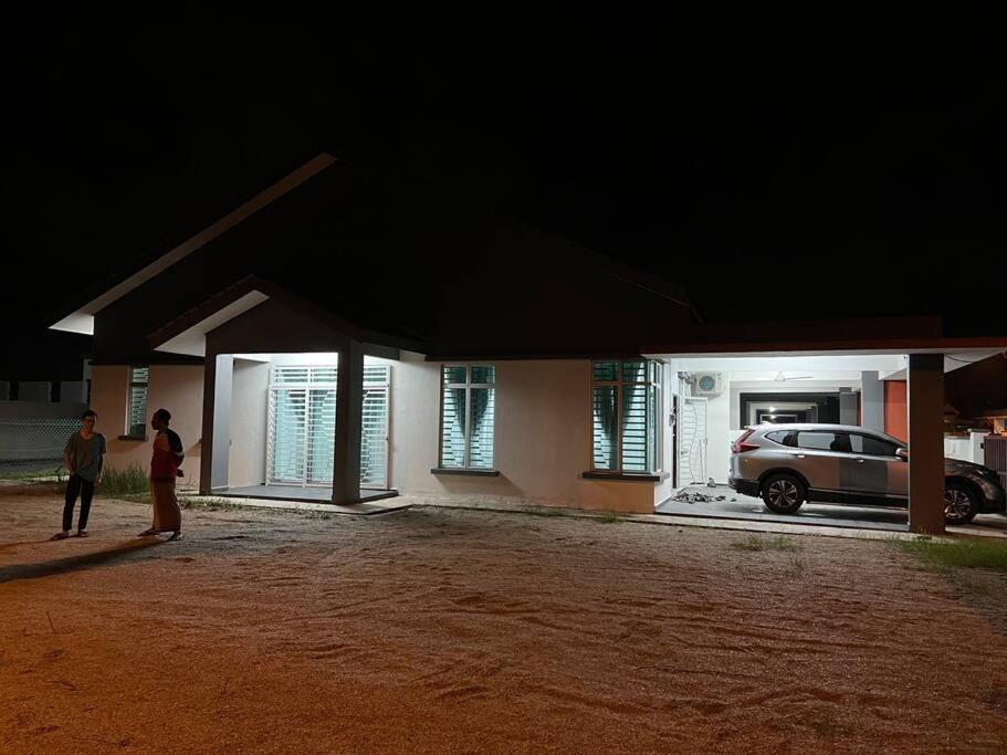 D'Sara Homestay Fully Furnished 3 Bedrooms All Aircond 2 Miles Centre Chukai Екстер'єр фото
