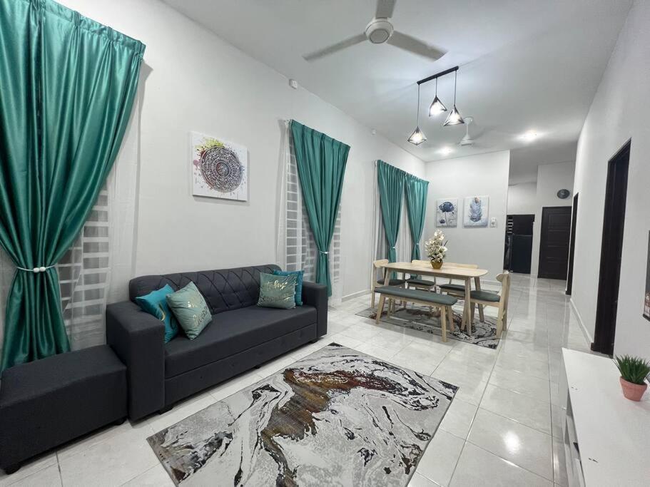 D'Sara Homestay Fully Furnished 3 Bedrooms All Aircond 2 Miles Centre Chukai Екстер'єр фото