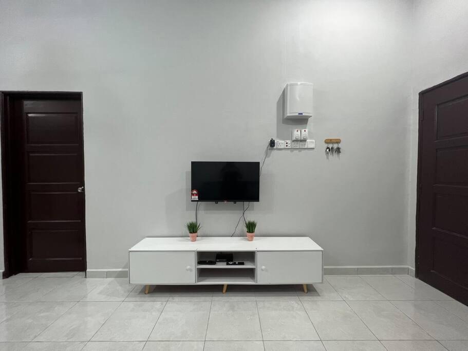 D'Sara Homestay Fully Furnished 3 Bedrooms All Aircond 2 Miles Centre Chukai Екстер'єр фото