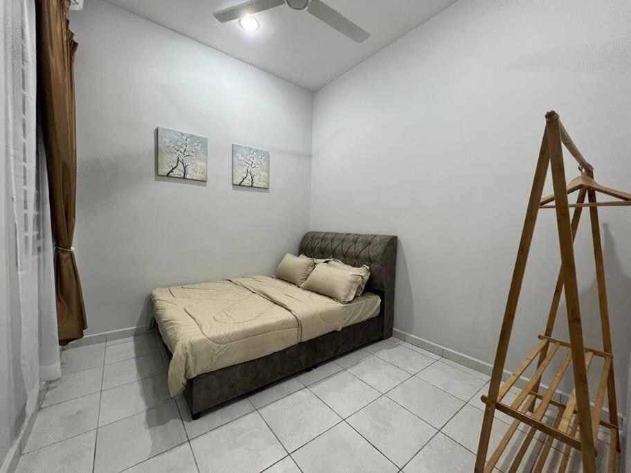 D'Sara Homestay Fully Furnished 3 Bedrooms All Aircond 2 Miles Centre Chukai Екстер'єр фото